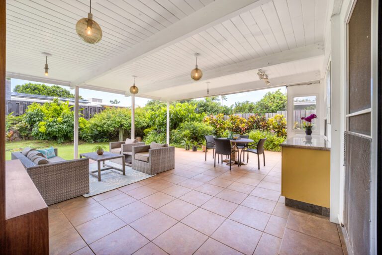 luxury rental home in hawaii backyard and lani